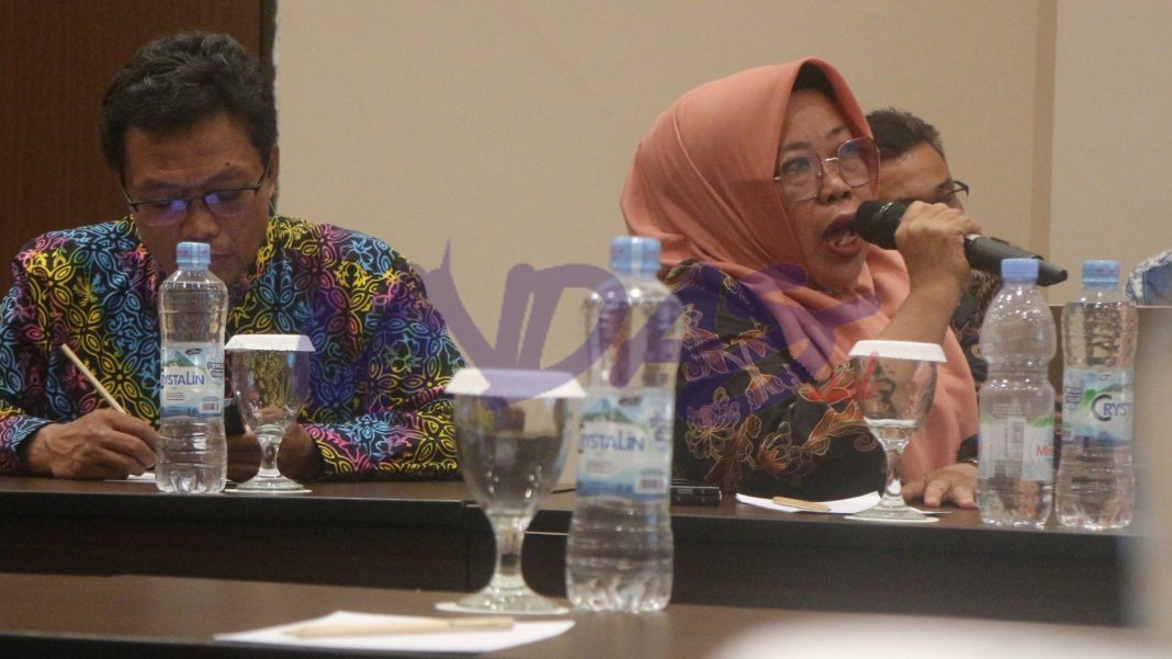 Oktober, Dispora Gelar 5 Lomba