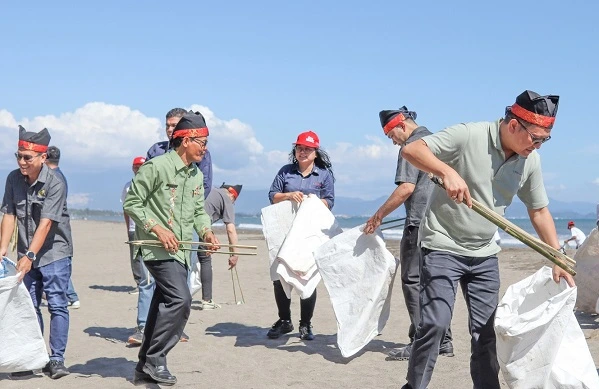 Yayasan AHM Tanam 16.000 Mangrove dan Lepas Tukik di Sumatera Barat