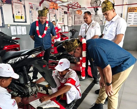 Keren! Siswa SMK Kini Belajar Langsung Standar Bengkel Resmi Honda Keren! Siswa SMK Kini Belajar Langsung Standar Bengkel Resmi Honda