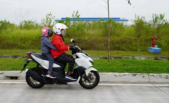 Jangan Asal Bonceng Anak! Terapkan 7 Tips Aman Berkendara Saat Libur Sekolah