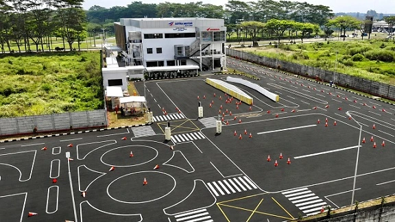 Safety Riding Center Baru Ini, Hadirkan Edukasi Berkendara dari Anak hingga Dewasa Safety Riding Center Baru Ini, Hadirkan Edukasi Berkendara dari Anak hingga Dewasa. Safety Riding Center Jawa Tengah