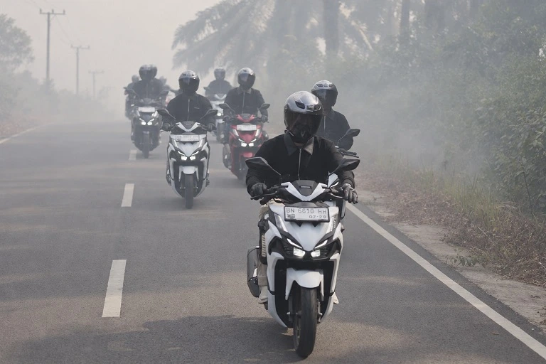 Kabut Asap Makin Pekat? Ini Tips Aman Berkendara dari Honda